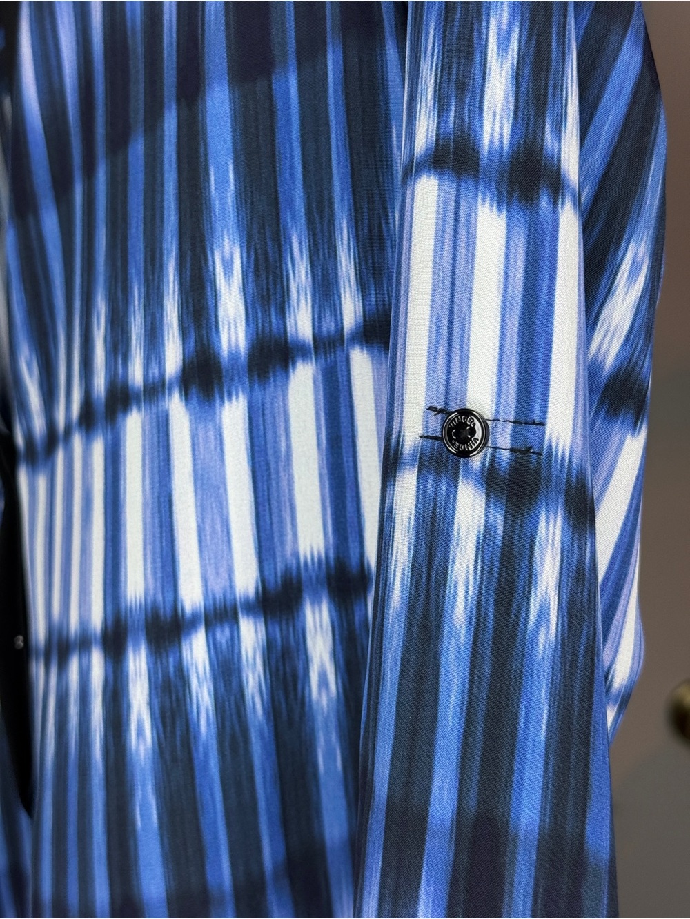 Vince Top 💯 Silk Sz 6 Blue White Striped Monaco Tie-Dye V-Neck Hi-Low Hem | EUC - Picture 6 of 8